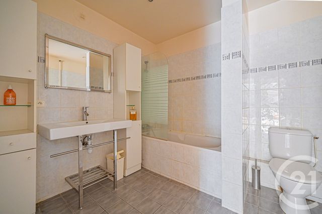 Afficher la photo en grand Appartement T3 à vendre - 3 pièces - 70.18 m2 - PARIS - 75016 - ILE-DE-FRANCE - Century 21 Auteuil Seine